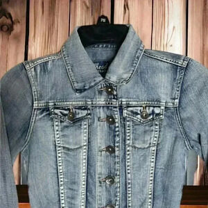 Bullhead Black Women's Cropped Tapered Denim Jacket Size XS. Button Close